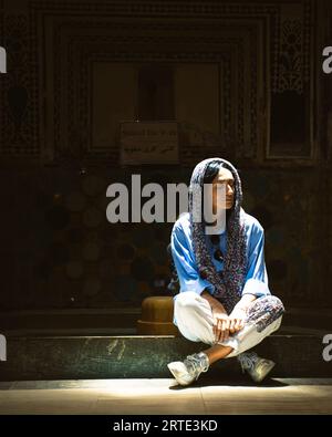 Kashan, Iran - 29th giugno, 2022: Posa turistica con interno e arte in bagno caldo (garmkhaneh) presso Sultan Amir Ahmad Bathhouse. Pipistrello pubblico persiano Foto Stock