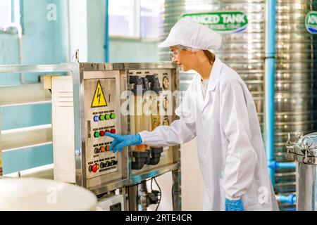 Specialista in flaconi di controllo in fabbrica e sistemi ad osmosi inversa per impianti di potatura dell'acqua. Foto Stock