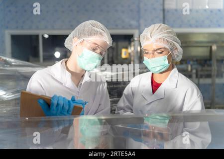 Specialista in flaconi di controllo in fabbrica e sistemi ad osmosi inversa per impianti di potatura dell'acqua. Foto Stock