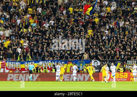 Amir Rrahmani del Kosovo spinge Florinel Coman della Romania durante la UEFA Euro 2024, qualificazioni europee, gruppo i partita di calcio tra Romania e Kosovo il 12 settembre 2023 all'Arena Nationala di Bucarest, Romania Foto Stock