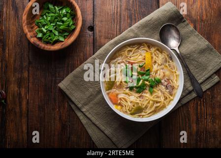 Zuppa calda con tagliatelle, carne d'anatra e verdure nel White Bowl. Vista dall'alto Foto Stock