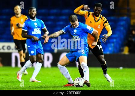 Josh Knight (5 Peterborough United) sfidato da Sulley Kaikai (14 Cambridge United) durante l'EFL Trophy match tra Peterborough e Cambridge United a London Road, Peterborough martedì 12 settembre 2023. (Foto: Kevin Hodgson | mi News) crediti: MI News & Sport /Alamy Live News Foto Stock