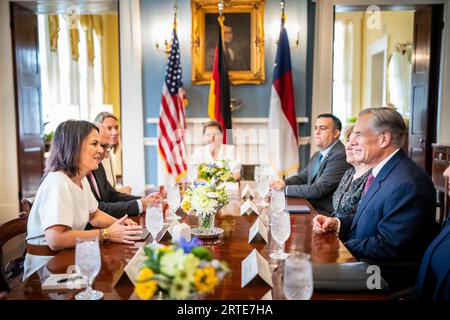 Austin, USA. 12 settembre 2023. Annalena Baerbock (Bündnis 90/die Grünen, l), ministro degli Esteri, parla con Greg Abbott (r), governatore del Texas. Baerbock è in Texas e Washington durante il suo viaggio negli Stati Uniti prima di recarsi a New York per la successiva Assemblea generale delle Nazioni Unite. Crediti: Michael Kappeler/dpa/Alamy Live News Foto Stock