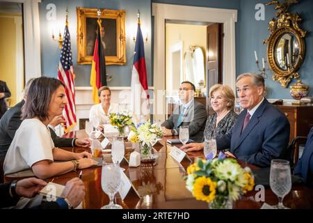 Austin, USA. 12 settembre 2023. Annalena Baerbock (Bündnis 90/die Grünen, l), ministro degli Esteri, parla con Greg Abbott (r), governatore del Texas. Baerbock è in Texas e Washington durante il suo viaggio negli Stati Uniti prima di recarsi a New York per la successiva Assemblea generale delle Nazioni Unite. Crediti: Michael Kappeler/dpa/Alamy Live News Foto Stock