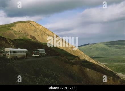 Gli scuolabus rinnovati viaggiano attraverso il Denali National Park and Preserve, Alaska, Stati Uniti d'America Foto Stock