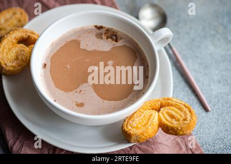 Tazza di latte con l'orecchio di maiale Foto Stock
