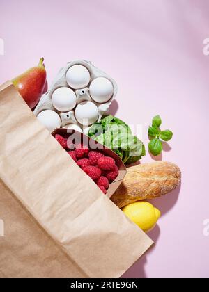 Shopping bag di carta con alimenti biologici Foto Stock