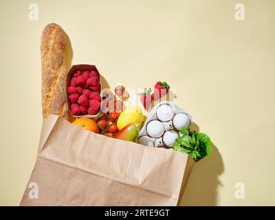 Sacchetto di carta per la spesa con cibo biologico Foto Stock