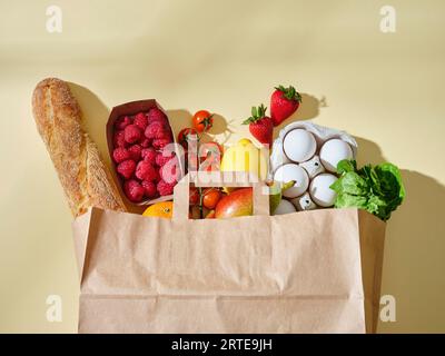 Sacchetto di carta per la spesa con alimenti biologici Foto Stock