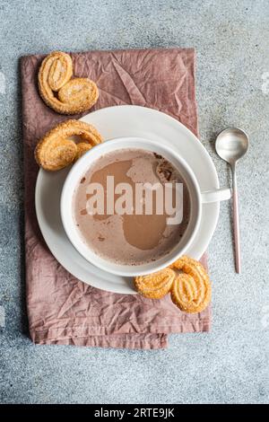Tazza di latte con i trotter di maiale Foto Stock
