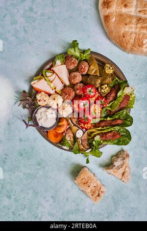 Piatto misto con polpette, foglie di vite ripiene, pomodori, cevapcici Foto Stock