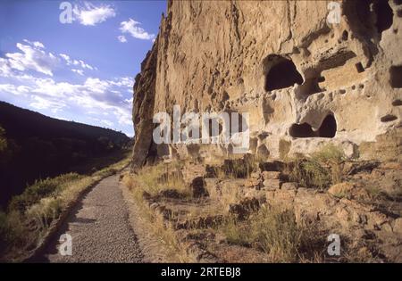 Antiche abitazioni indiane sulla scogliera nel Bandelier National Monument, New Mexico, USA; New Mexico, Stati Uniti d'America Foto Stock