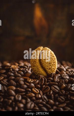 Chicchi di caffè e biscotti al caffè Foto Stock