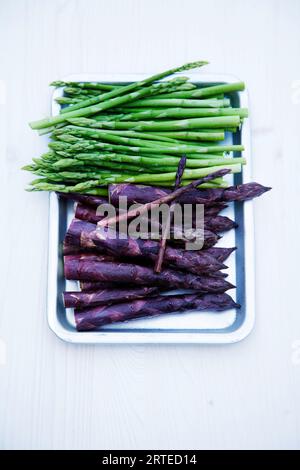 Asparagi verdi e asparagi viola Foto Stock