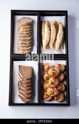 Pane con semi di zucca, croissant con semi di carvi, pane di segale e nodi di pretzel Foto Stock