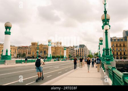 donostia - San Sebastián, Spagna - settembre 2023 Ponte Kursaal zubia. Foto di alta qualità Foto Stock