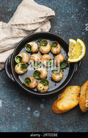 Escargots de Bourgogne (lumache con burro all'aglio e prezzemolo, Francia) Foto Stock