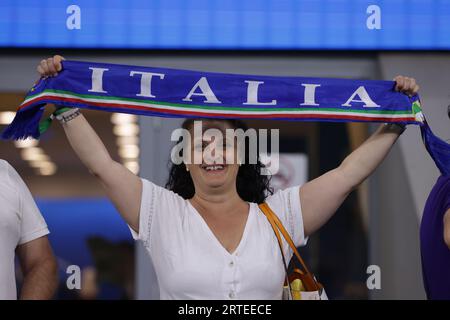 Milano, Italia. 12 settembre 2023. Una tifosa italiana tiene in alto una sciarpa prima della partita UEFA EURO 2024 allo Stadio Giuseppe Meazza di Milano. Il credito fotografico dovrebbe leggere: Jonathan Moscrop/Sportimage Credit: Sportimage Ltd/Alamy Live News Foto Stock