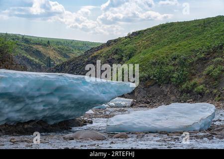 Primo piano del ghiaccio di fine stagione noto come aufeis (creato da più strati di acqua che congelano l'uno sull'altro che possono raggiungere uno spessore di 12 $... Foto Stock