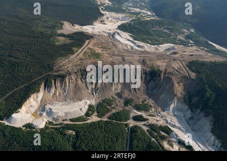Vista aerea di un sito minerario nello Yukon, dove la distruzione della terra è visibile vicino a Dawson City; Dawson City, Yukon, Canada Foto Stock