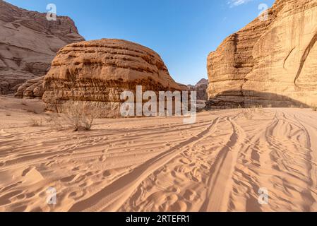 Paesaggio di sabbia e roccia nel deserto di Wadi Rum, Giordania Foto Stock