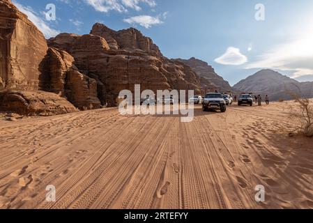 Paesaggio di sabbia e roccia nel deserto di Wadi Rum, Giordania Foto Stock