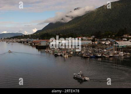 Le barche partono dal porto dell'isola di Baranof a Sitka, Alaska, Stati Uniti; Barnof Island, Sitka, Alaska, Stati Uniti d'America Foto Stock