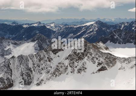 Aspre Alpi austriache innevate; Mittelberg, Austria Foto Stock