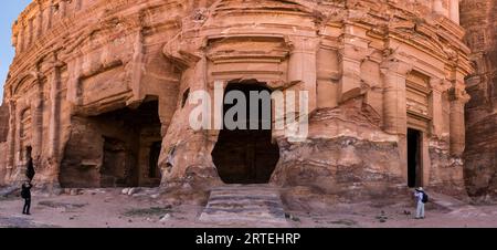 I turisti fotografano le rovine di una delle numerose tombe di Petra; Petra, Giordania Foto Stock