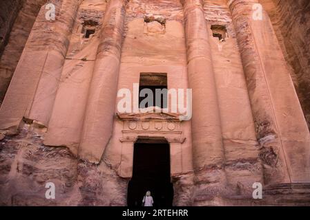 Rovine di una delle numerose tombe di Petra; Petra, Giordania Foto Stock