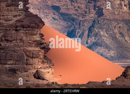 Escursionista solitario a Wadi Rum; Giordania Foto Stock