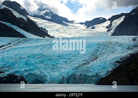 Il ghiacciaio Portage si estende sul lago Portage sulla penisola di Kenai, Alaska, Stati Uniti; Alaska, Stati Uniti d'America Foto Stock