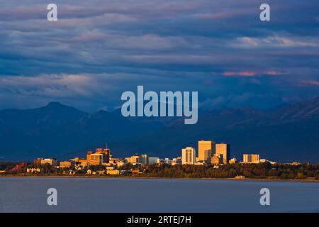 Centro di Anchorage al crepuscolo dal Tony Knowles Coastal Trail, Alaska, USA; Anchorage, Alaska, Stati Uniti d'America Foto Stock