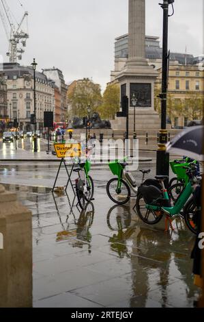 LONDRA - 24 aprile 2023: Esplora Londra in un giorno di pioggia con biciclette a noleggio a Trafalgar Square. Foto Stock