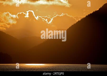 Nuvole retroilluminate sull'Inside Passage al tramonto, vicino a Sitka, Alaska, Stati Uniti; Alaska, Stati Uniti d'America Foto Stock