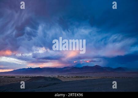 Nuvole spettacolari sul Parco Nazionale della Valle della morte, California, Stati Uniti; California, Stati Uniti d'America Foto Stock