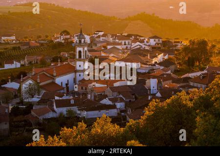 Città collinare di Favaios nella valle del fiume Douro del Portogallo; valle del fiume Douro, Portogallo Foto Stock