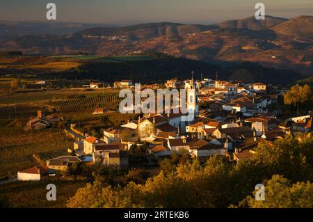 Città collinare di Favaios nella valle del fiume Douro del Portogallo; valle del fiume Douro, Portogallo Foto Stock