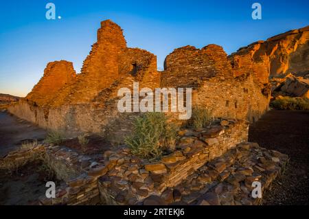 Pueblo Bonito al crepuscolo, Chaco Culture National Historical Park, New Mexico, USA; New Mexico, Stati Uniti d'America Foto Stock