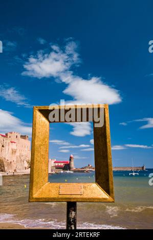 Ingresso al porto di Collioure attraverso una cornice da cartolina; Collioure, Pyrenees Orientales, Francia Foto Stock