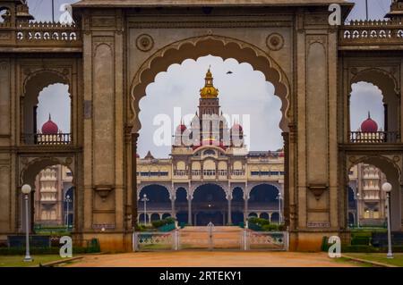 Porta a Mysore Palace, ora un hotel; Mysore, Rajasthan, India Foto Stock