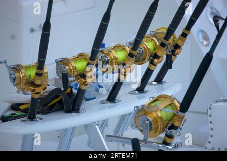 Primo piano di canne da pesca conservate su una barca da pesca; Port Antonio, Giamaica Foto Stock