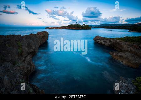 Vista al tramonto di una baia vicino al faro Folly, Port Antonio, Giamaica; Port Antonio, Giamaica Foto Stock
