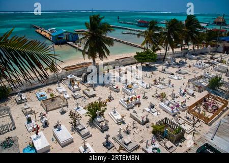 Cimitero sabbioso vicino alla spiaggia in Belize; Ambergris Caye, Belize Foto Stock