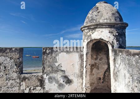 Due barche viste attraverso un taglio in un vecchio muro di pietra; Ibo, Arcipelago Quirimbas, Mozambico Foto Stock