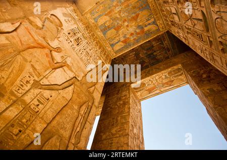 Dettaglio rilievo di colonne e soffitti a Medinet Habu; Luxor, Egitto Foto Stock