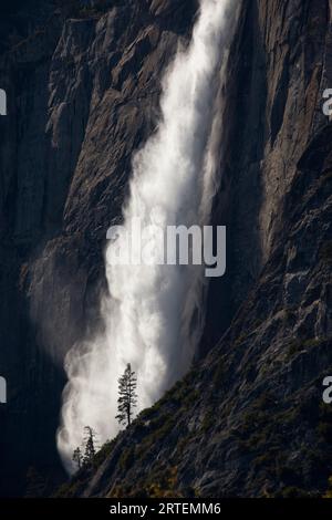 Cascate di Yosemite che si estendono su una parete rocciosa a picco, Yosemite National Park, California, Stati Uniti; California, Stati Uniti d'America Foto Stock