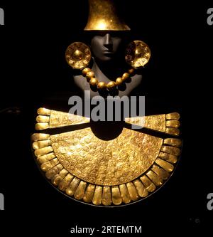 Corona d'oro, orecchini e abito da petto del Museo Archeologico Rafael Larco Herrera; Lima, Perù Foto Stock