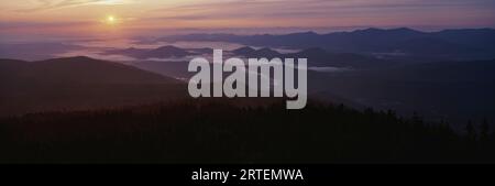 Vista grandangolare dell'alba da Whiteface Mountain nelle Adirondack Mountains, New York, Stati Uniti d'America Foto Stock