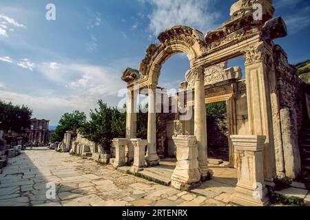 Facciata d'ingresso colonnata al Tempio di Adriano in via Curetes a Efeso; Efeso, Turchia Foto Stock